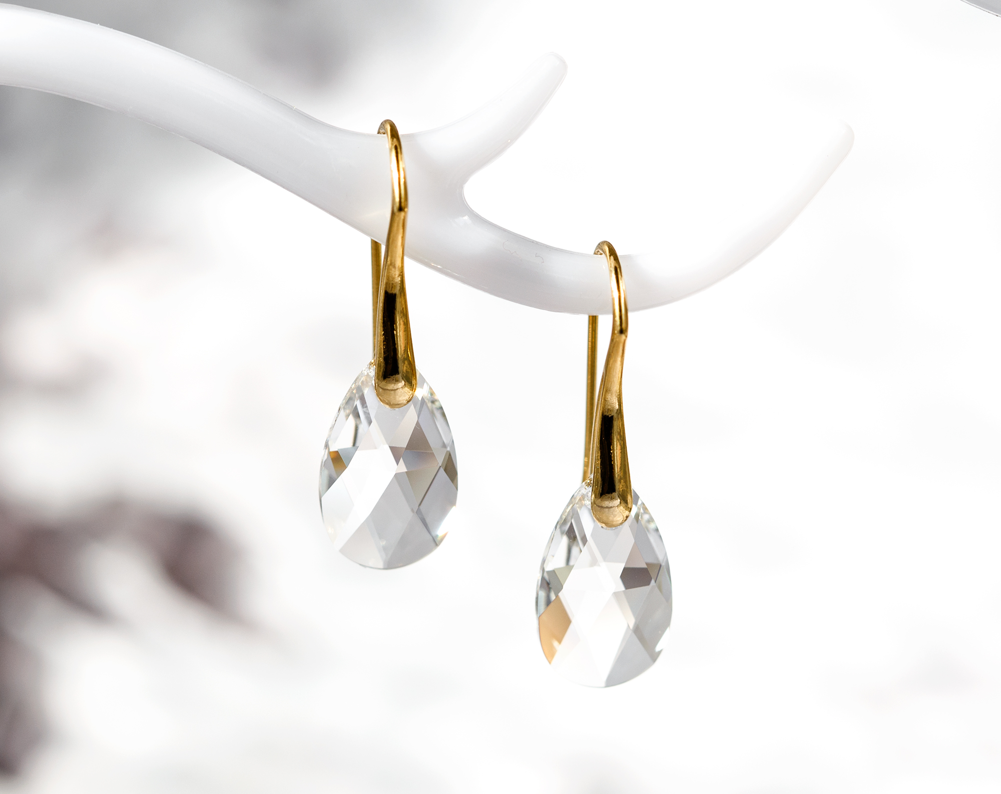 769 – Gold SWAROVSKI Teardrop crystal earrings gold Minimalist bridal earrings Golden SWAROVSKI Teardrop crystal earrings gold Minimalist bridal earrings