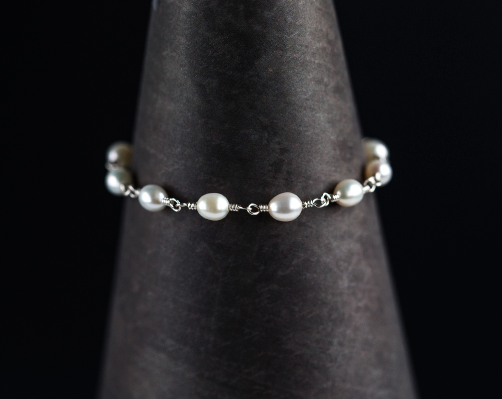 617 – Silver natural freshwater pearls bridal bracelet. Natural freshwater bridal pearls bracelet.