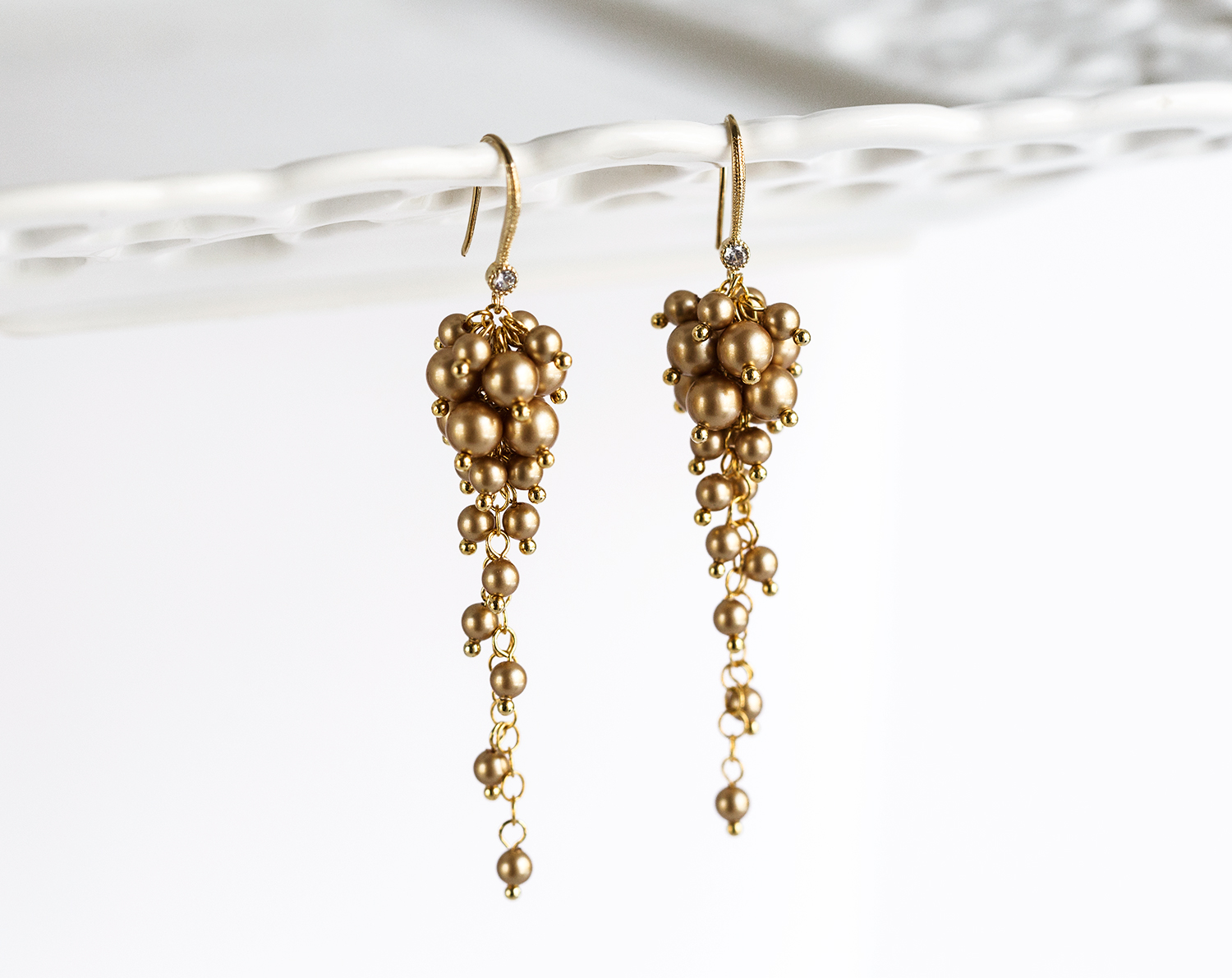 892 – Gold Long chandelier earrings Bridal Swarovski pearls earrings. Gold Long chandelier earrings Bridal Swarovski pearls earrings.