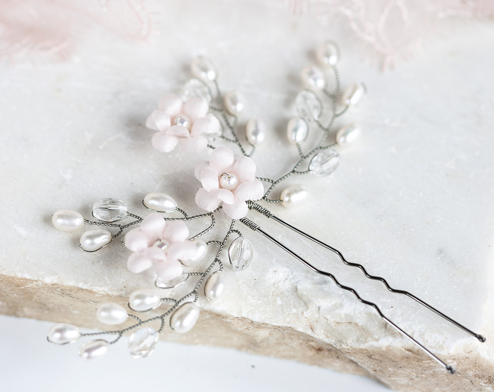 672 – Wedding white flower hair pin Gold hair accessory. MG 9281 as Smart Object 1