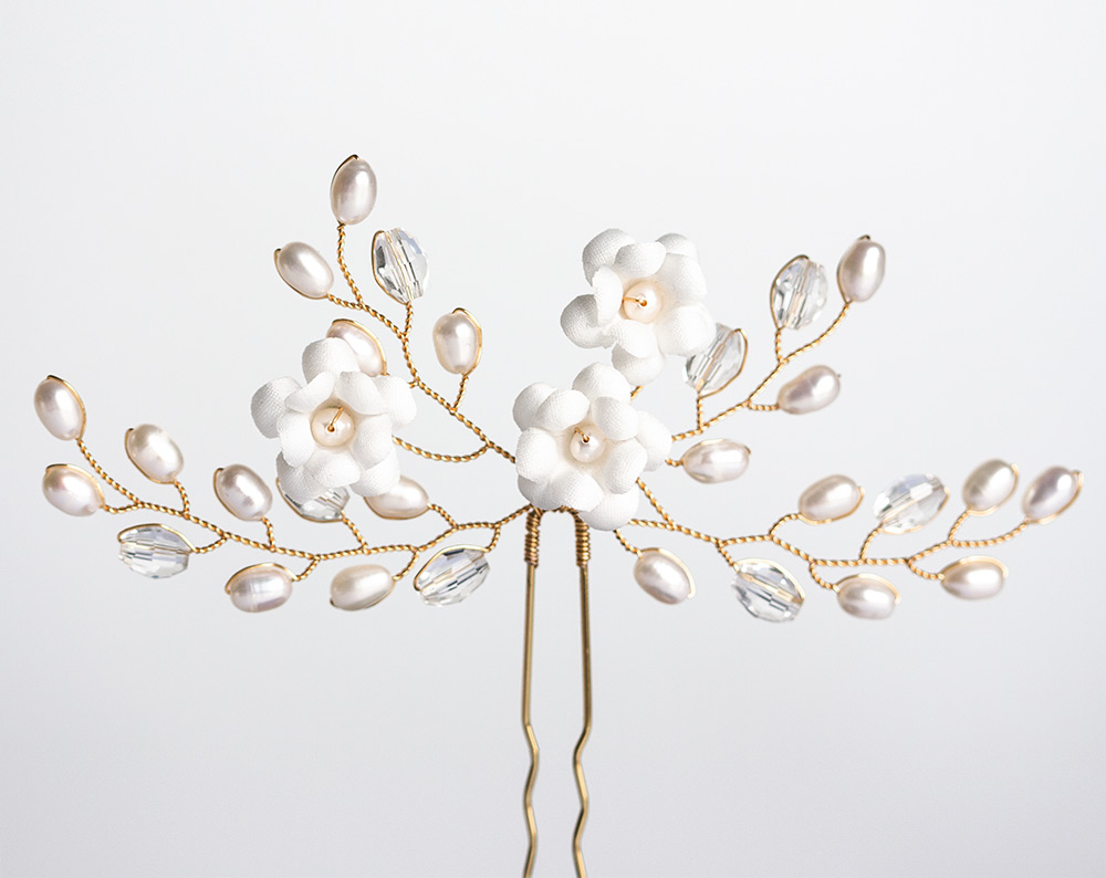 672 – Wedding white flower hair pin Gold hair accessory. MG 9293 as Smart Object 1